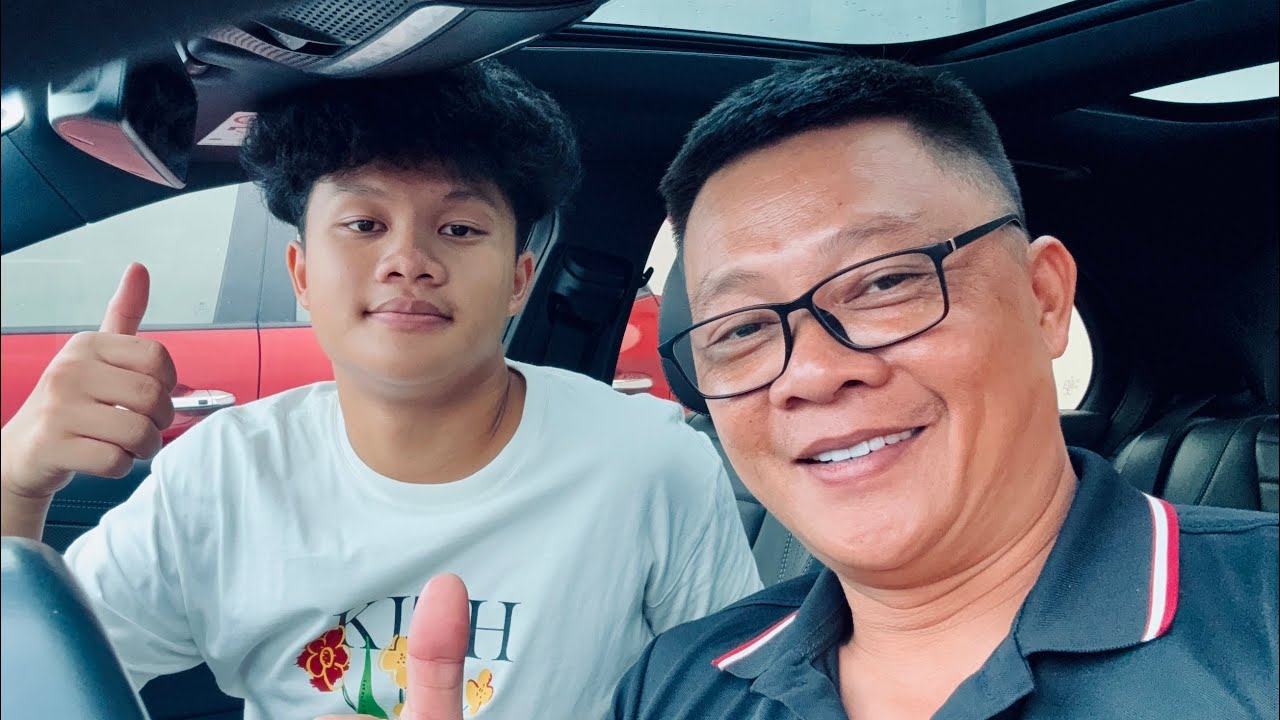 Cả gia đình tiễn Duy Heo đi học xa