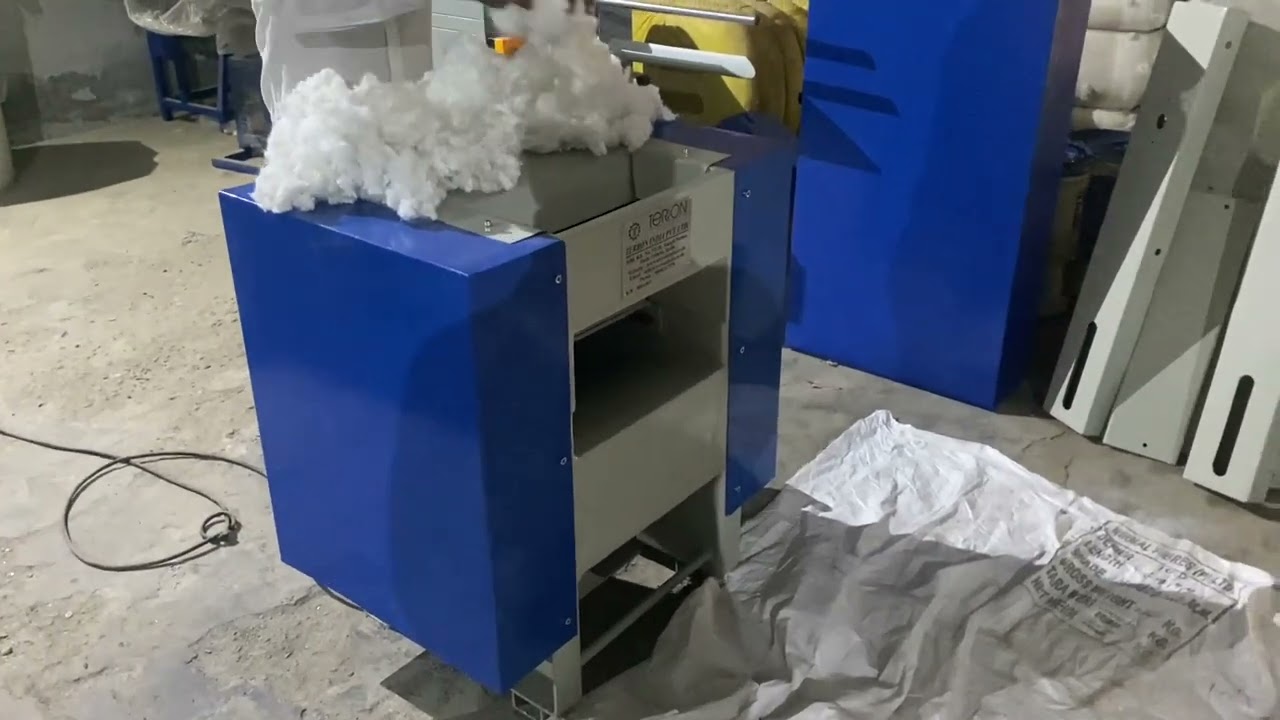 Polyester fiber carding/opening machine