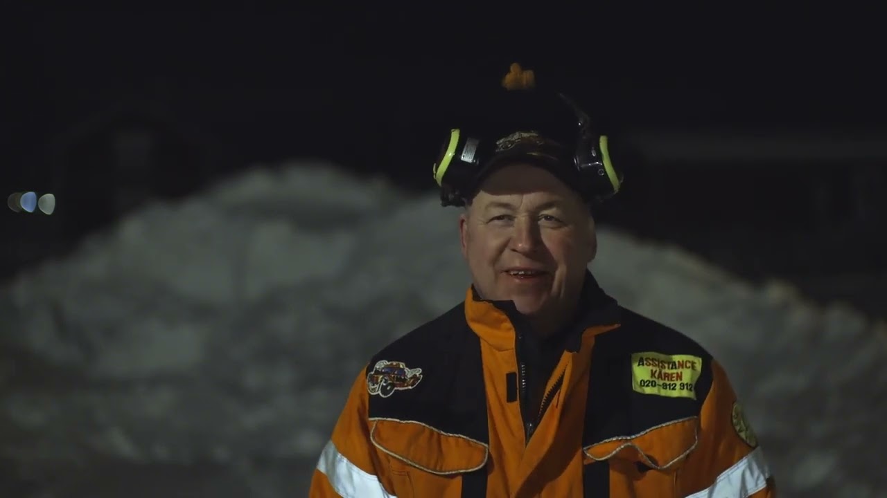 A VATTENSKIDOR FAST PA SNO MED LASTBIL