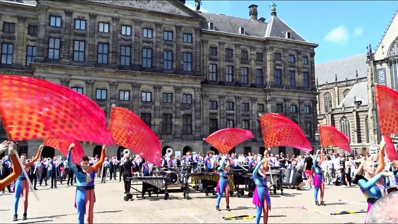 Jubal Drum & Bugle Corps uit Dordrecht op de Dam en het Beursplein in Amsterdam