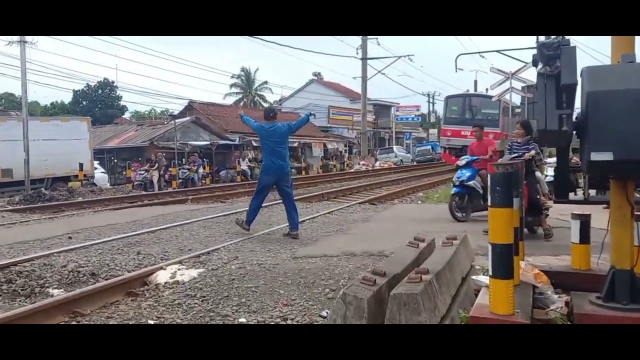 HUNTING KRL JR EAST 205 DI STASIUN DARI DAN STASIUN TENJO