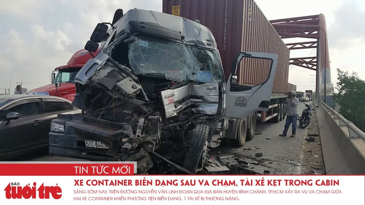 Xe container biến dạng sau va chạm, tài xế kẹt trong cabin
