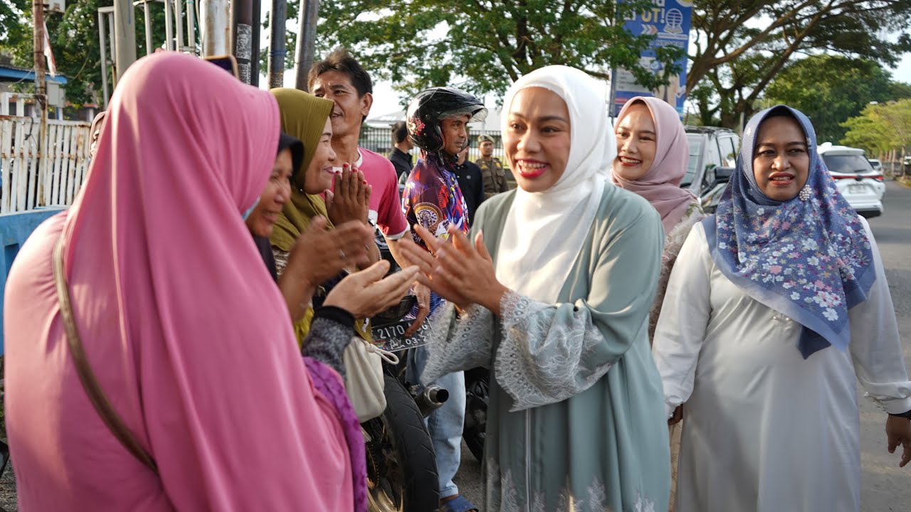 Disambut Antusias Warga, Zita Anjani Bagikan 200 Paket Takjil di Kalianda