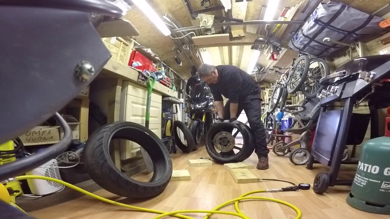 wymiana opony w motocyklu szosowym metodą domową