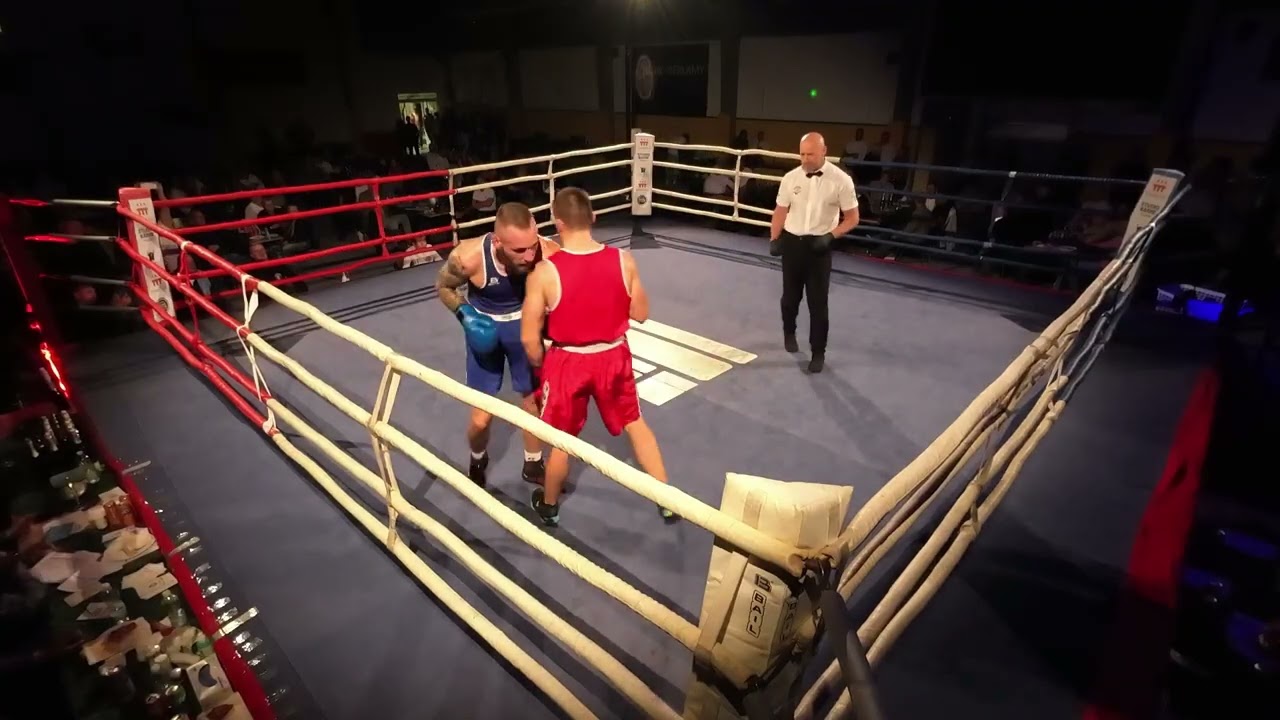 Ondřej Sladkovský (červený) vs. Tomáš Včelák (modrý). Galavečer Boxu 2025