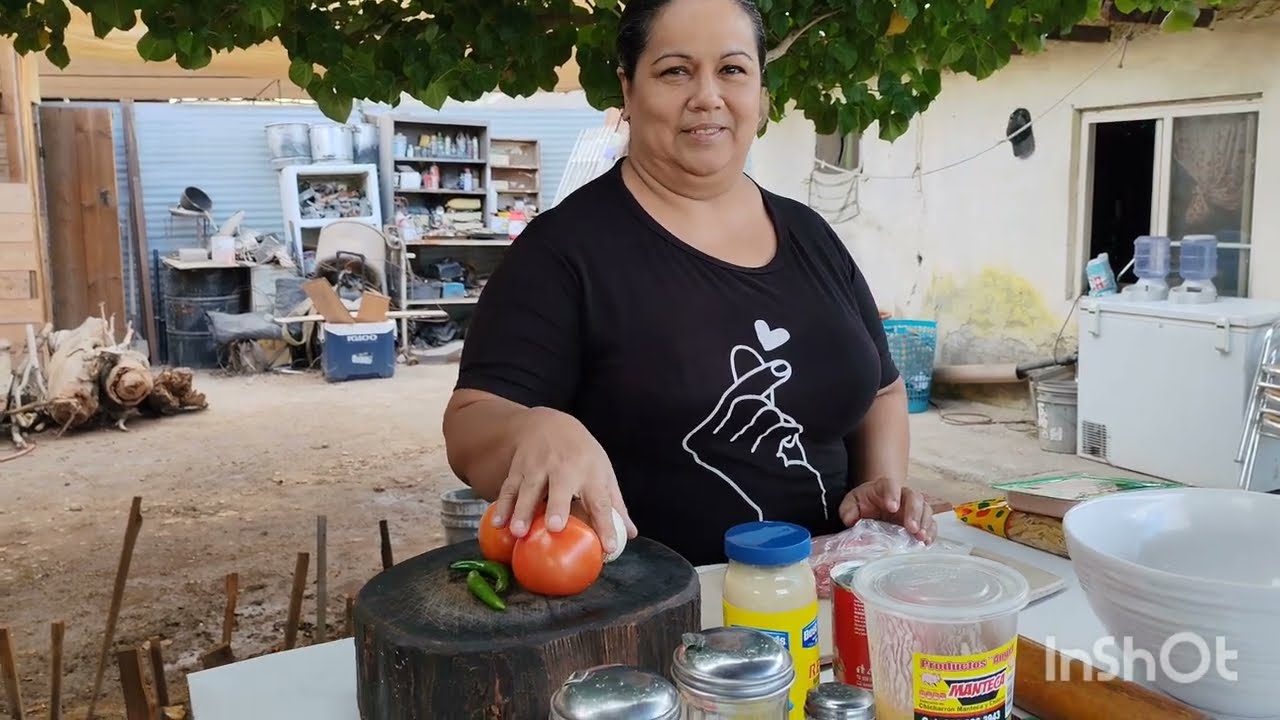 Empanaditas rellenas de carne molida,pure de papa y sopa fr&iacute;a 