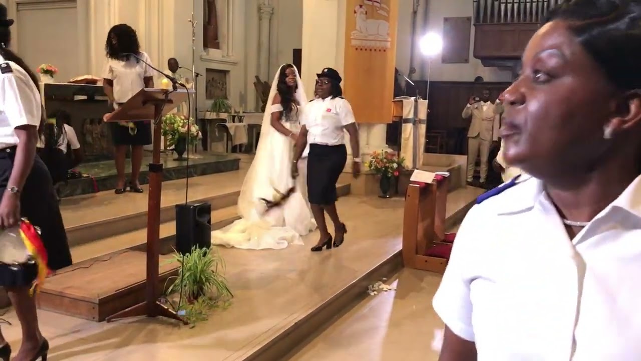 Les Tambourinaires de paris accompagner par la Major Mayamba au mariage de Daniéla et Dieuveil