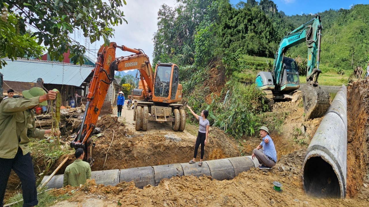 Timelapse:10 days all the residents and heavy excavators built the road