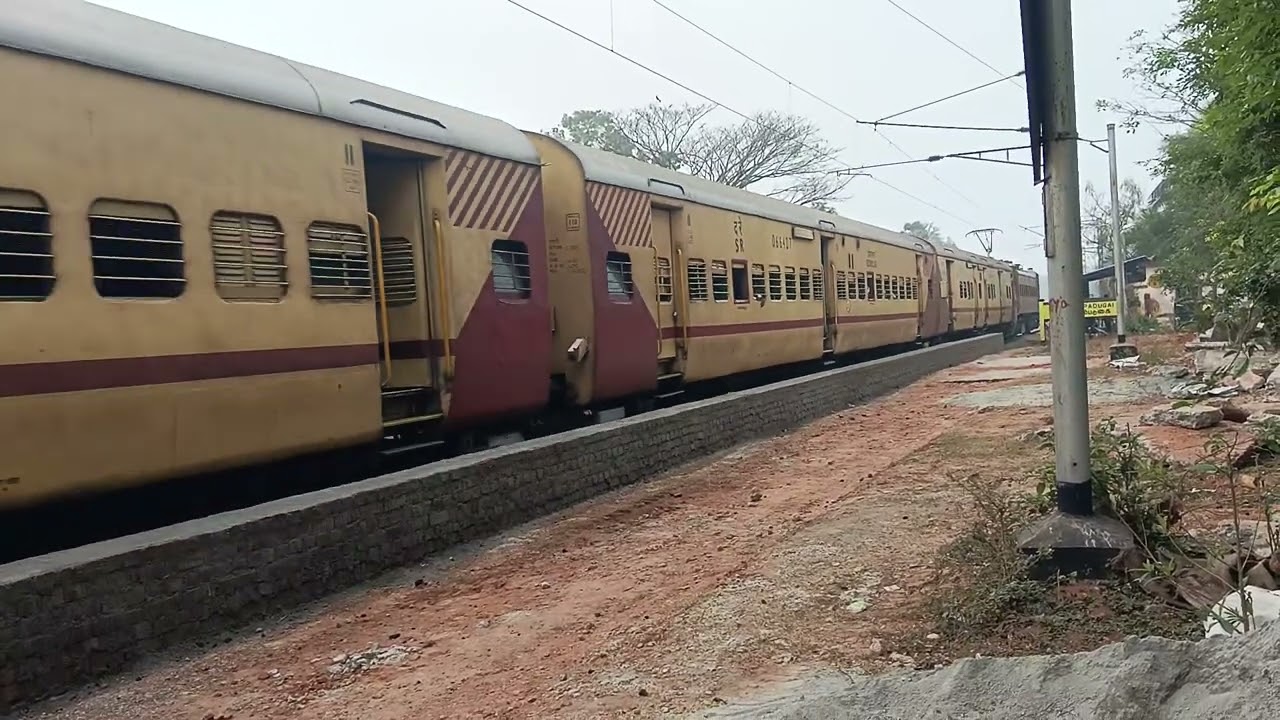 ED_WAP4 lead Viluppuram to mayiladuthurai passenger departure vallampadugai station 