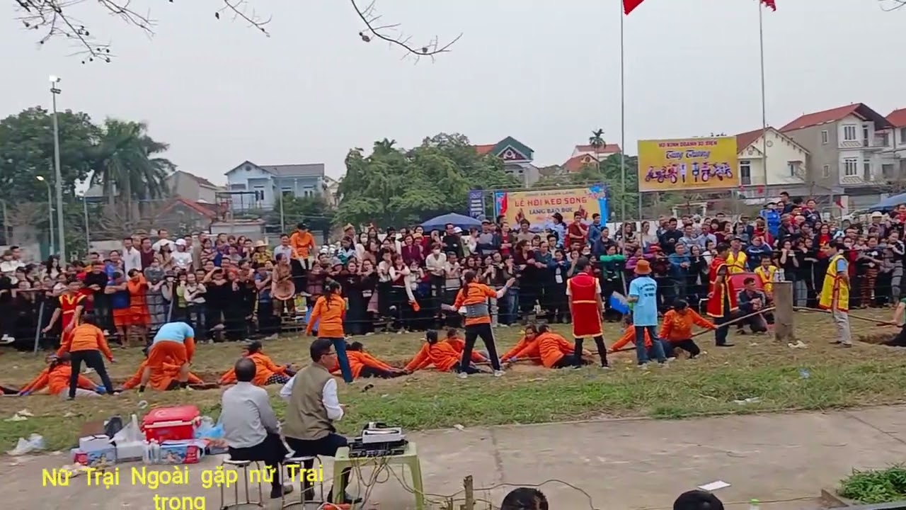 Nữ  Trại  Ngoài  gặp  nữ  Trại  Trong  lễ hội  truyền thống  kéo  Song  làng  Bảo  Đức  Xuân  Lãng 