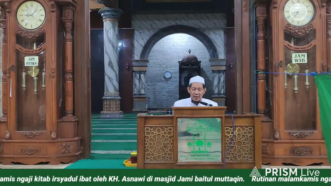 Rutinan malamkamis ngaji kitab irsyadul ibat oleh KH. Asnawi di  masjid Jami'baitul muttaqin.