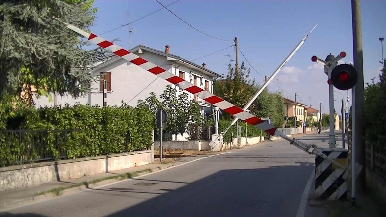 Spoorwegovergang Suzzara (I) // Railroad crossing // Passaggio a livello