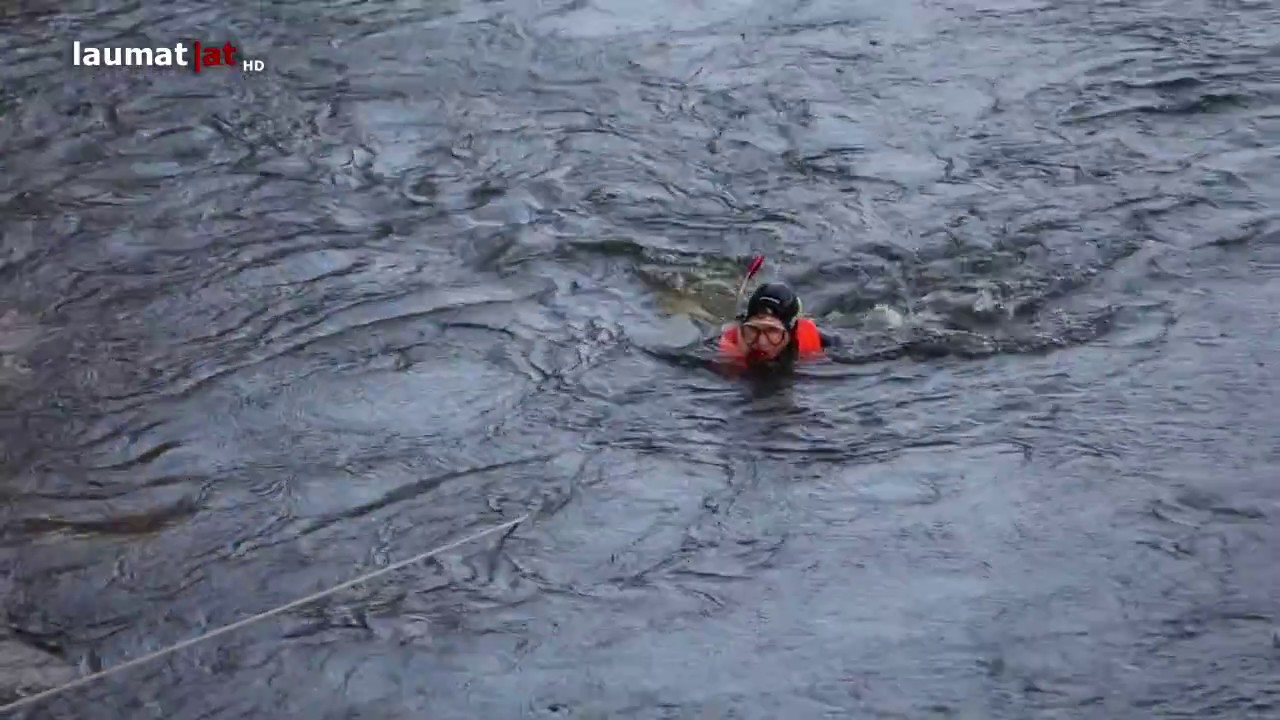 Taucheinsatz der Feuerwehr nach Sichtung eines Tresors in der Traun