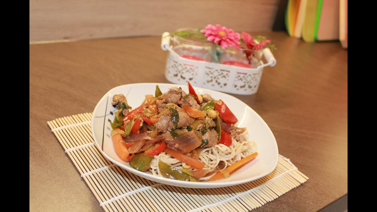 Anbraten mit dem Thermomix TM6 - Glasiertes Schweinefleisch mit Eiernudeln