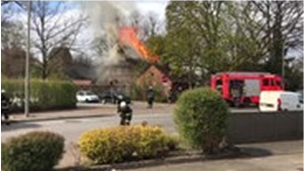 Reetdachhaus in Rissen in Flammen