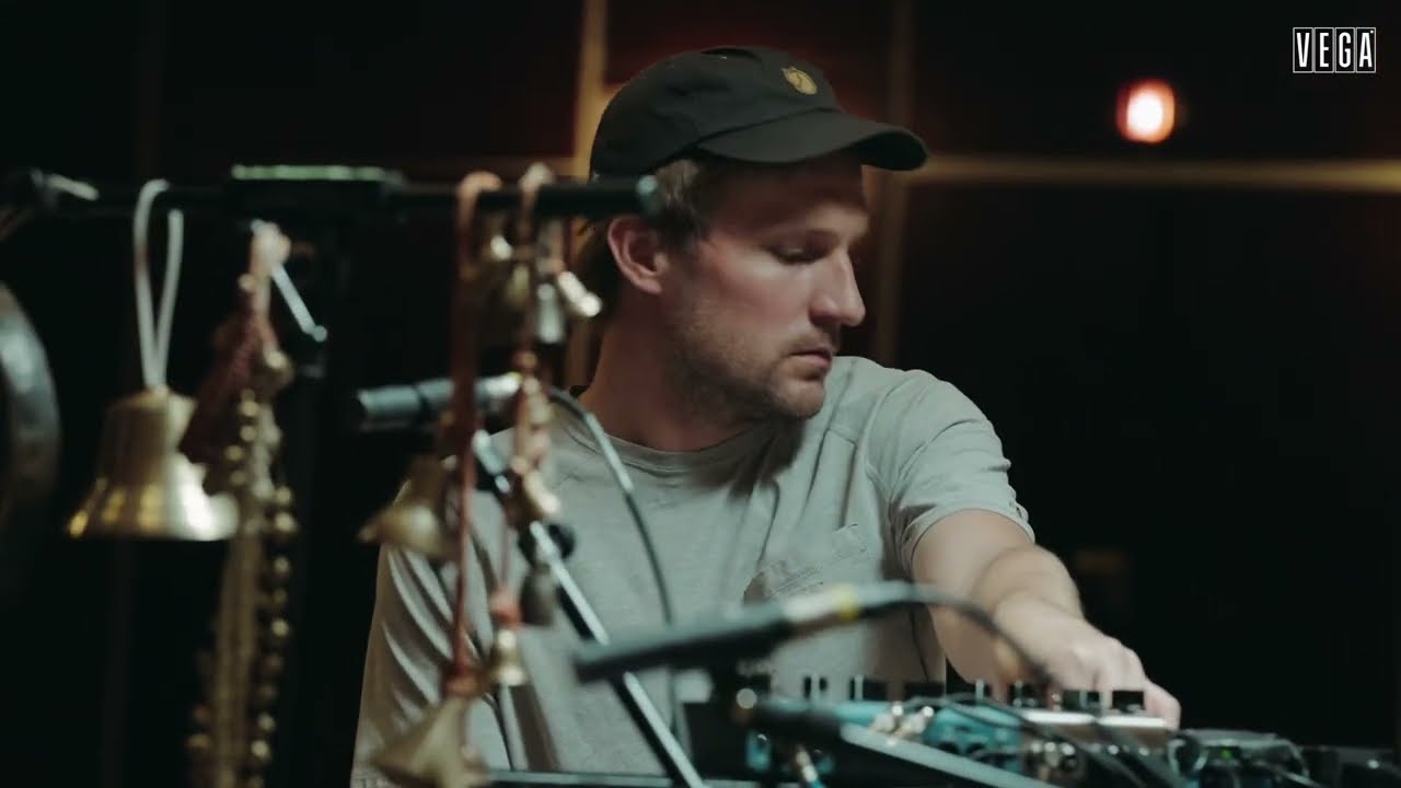 Girls in Airports - Kabul (Live Session at VEGA)