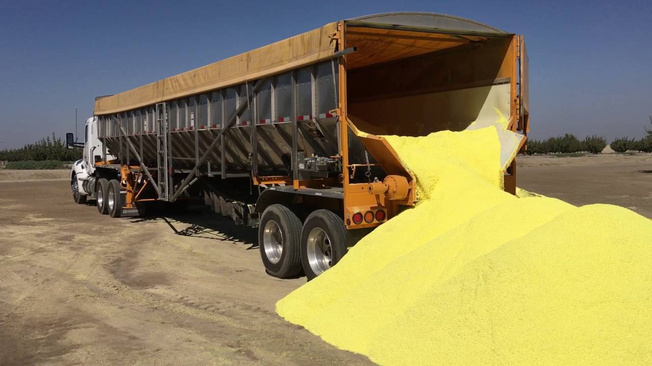 Trinity Trailer - Unloading Sulfuric Fertilizer Belt Trailer - Best Fertilizer Trailer For Hauling