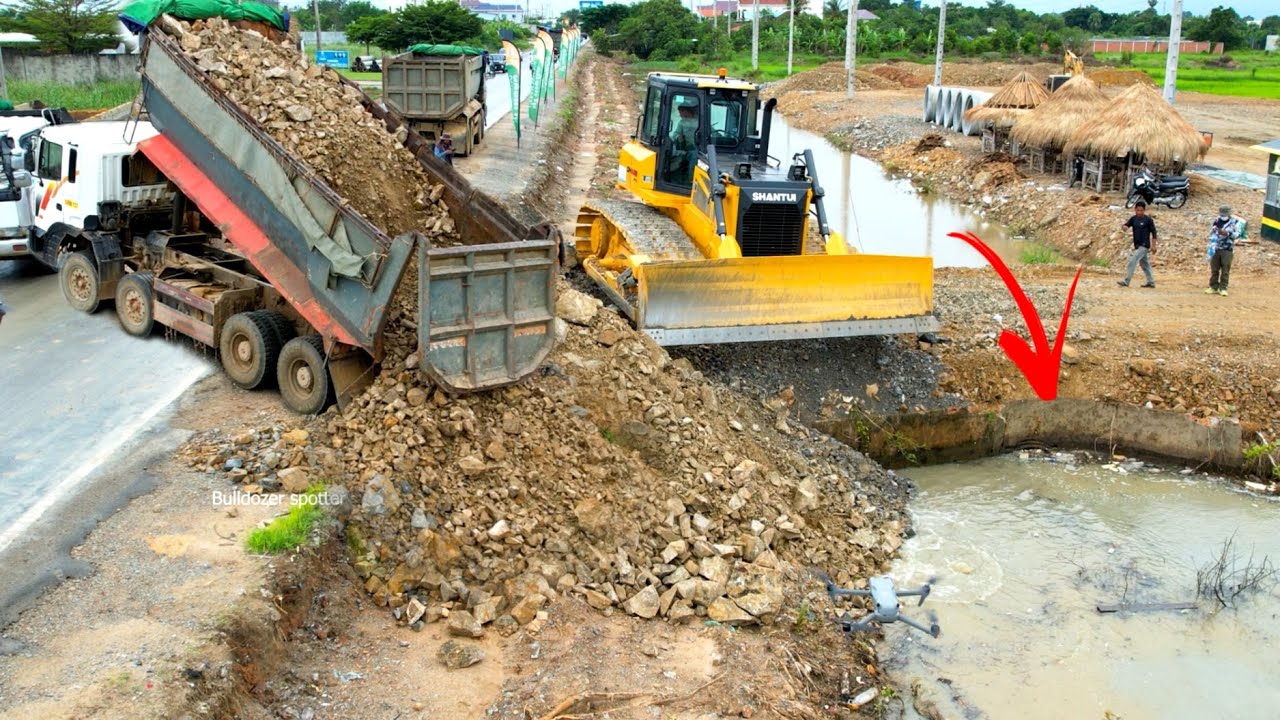 Nicely !! New Bulldozer SHANTUI Dh17C3 pro working push repair road and Heavy dump truck unloading.