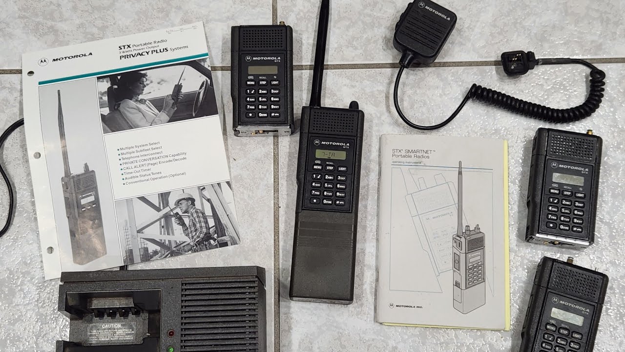 MOTOROLA STX 800 MHZ PORTABLE RADIO USED BY POLICE & FIRE IN LATE 1980's & 1990's.   🚓 🚒 SHOW & TELL