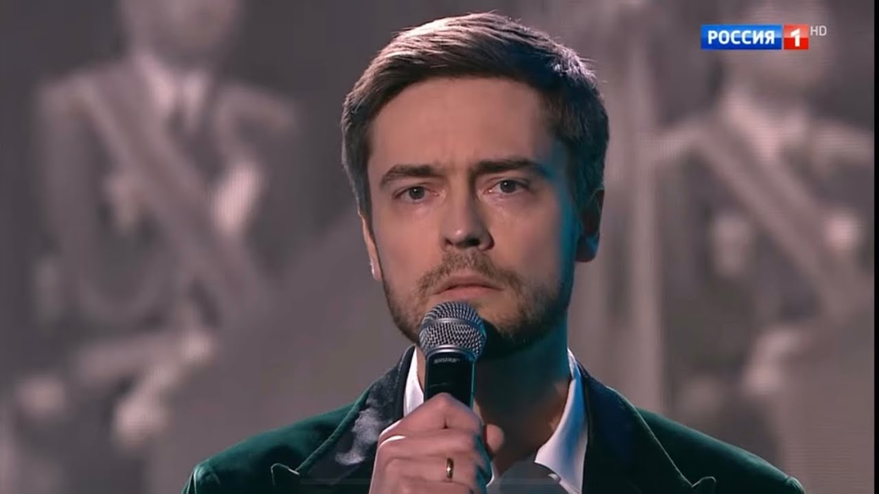 Михаил Головушкин исполняет песню 