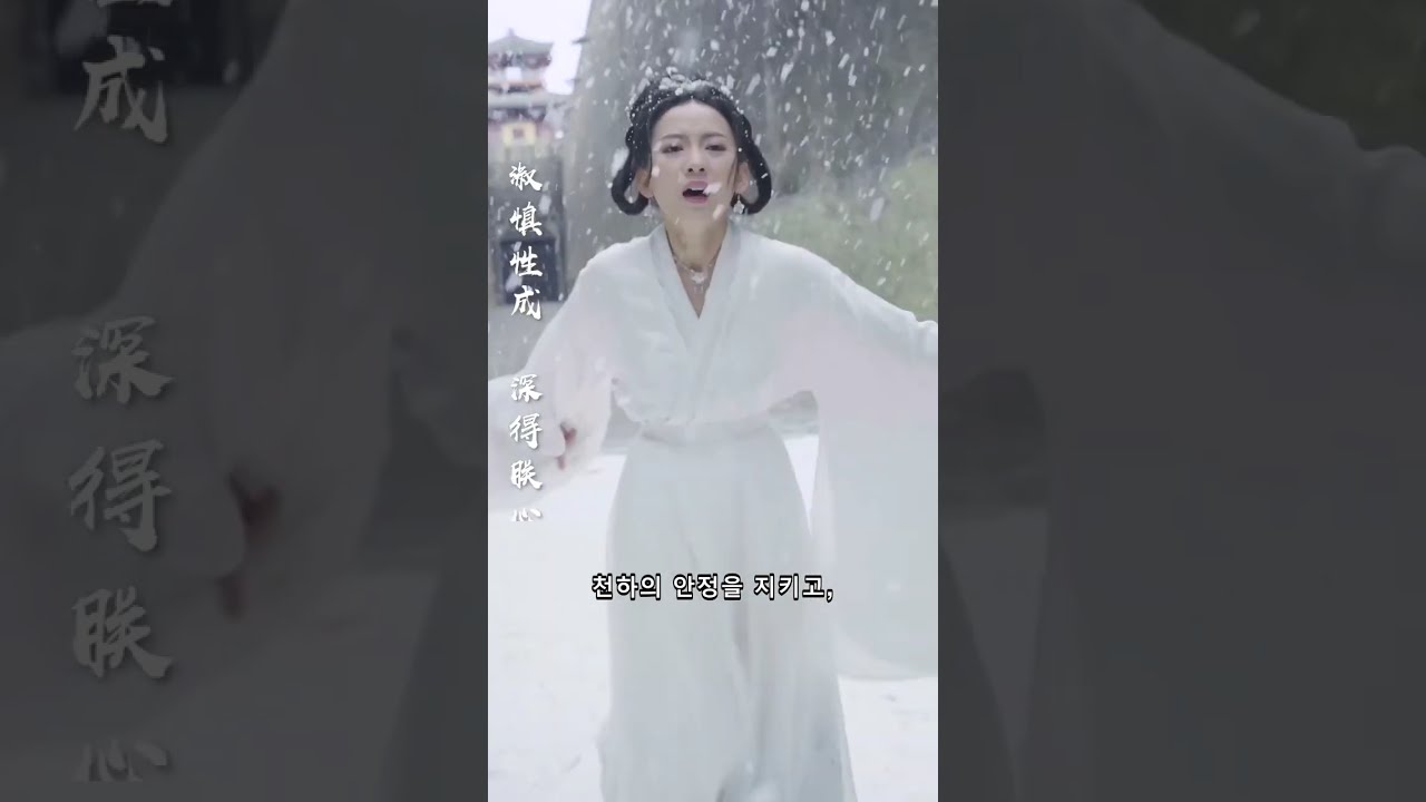 전생에 그를 황제로 만들어줬는데, 온 가족이 몰살당했어요. 다시 태어난 그녀는 미친 척 바보 행세를 하며 그 쓰레기 같은 남자에게 처절하게 복수해요.