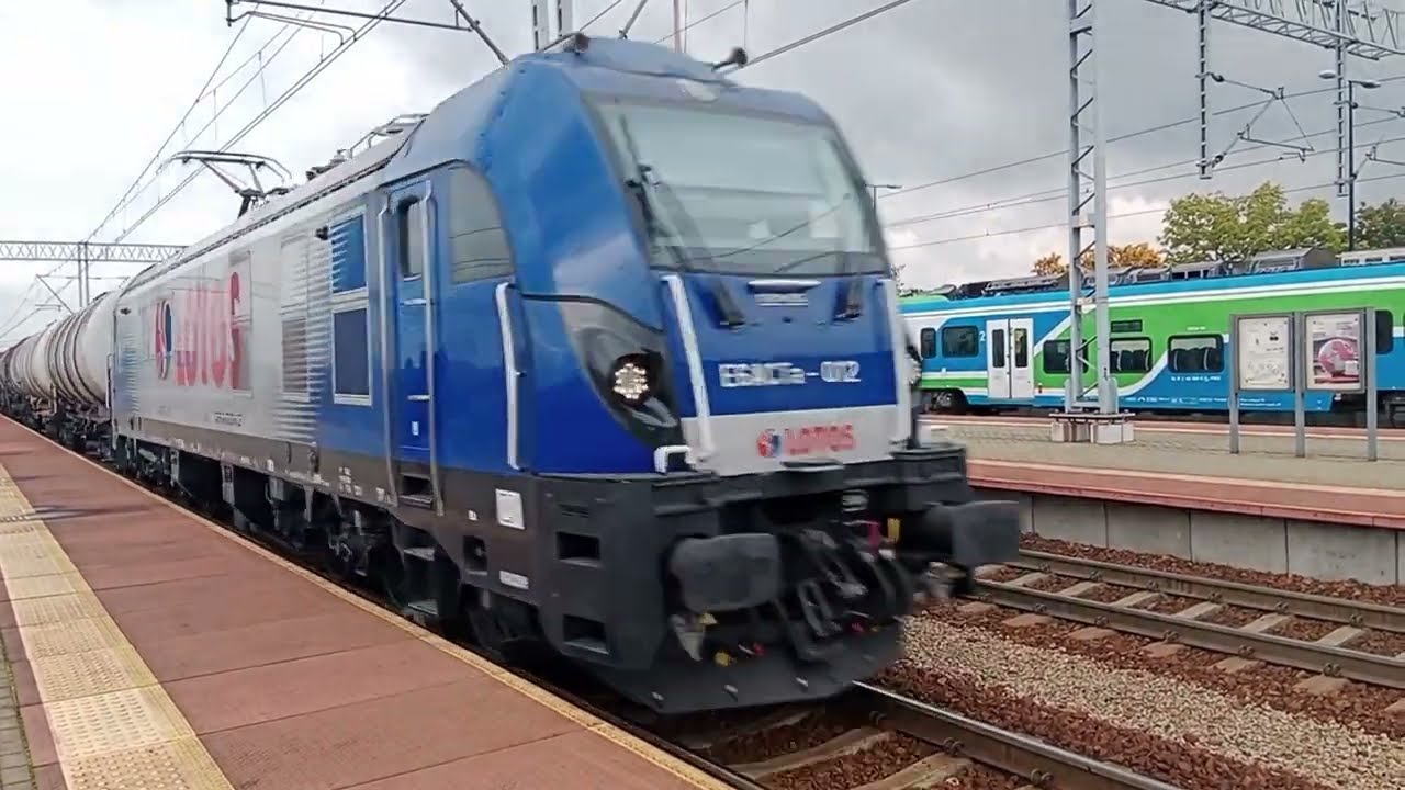 E6ACTa-012 z cysternami przejeżdża przez stację Tarnów 14.10.2025