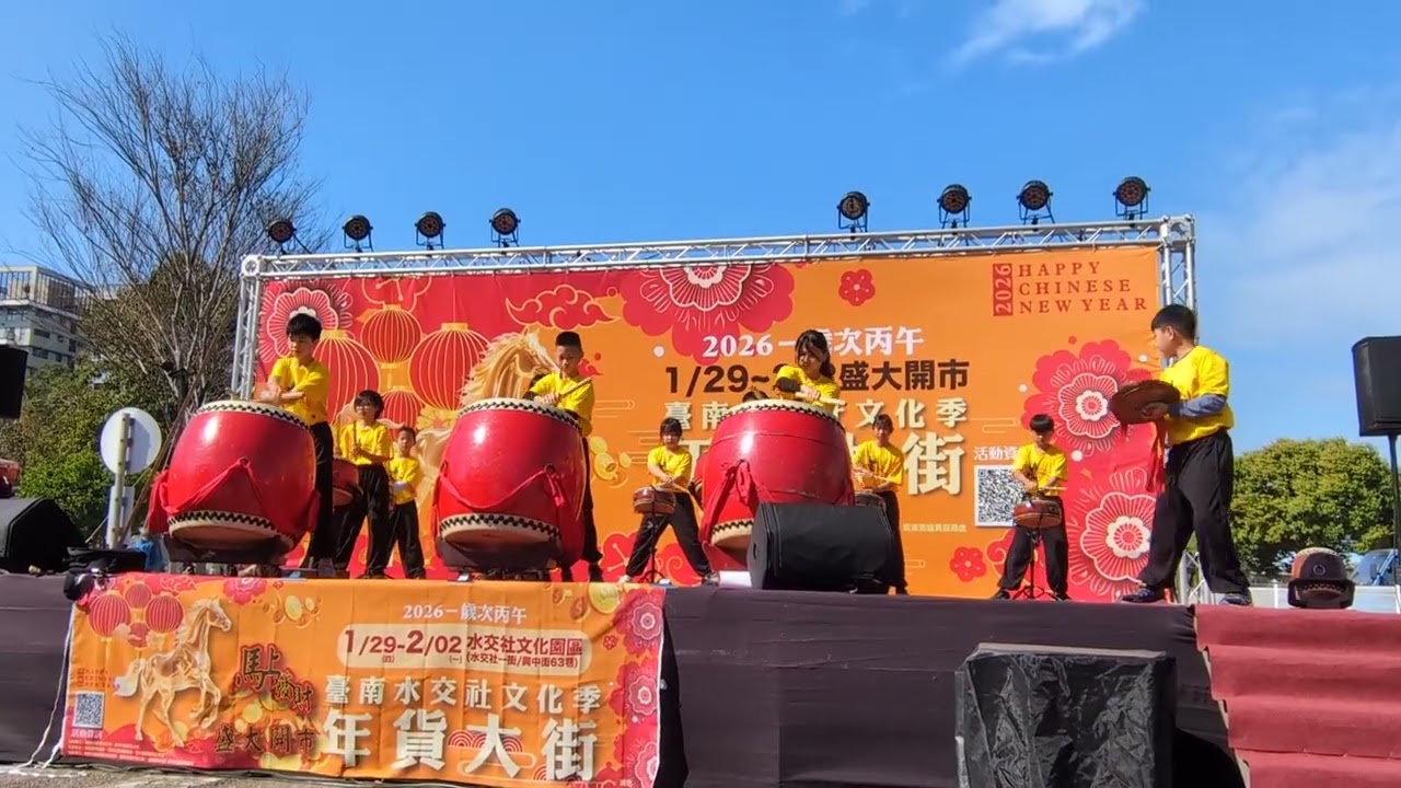 去水交社表演啦！這首是醒獅鑼鼓，老師說要分兩批打，這首我沒上去表演