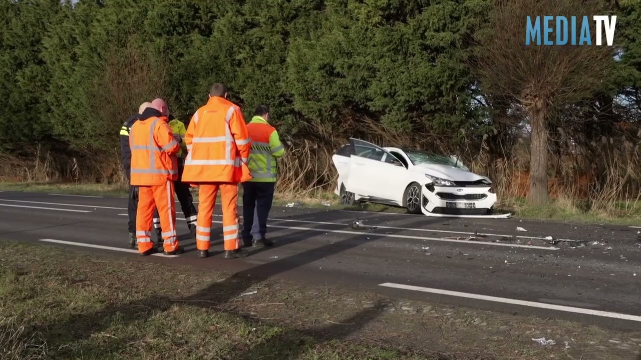 Auto en lijnbus botsen frontaal op Groene Kruisweg N218 Vierpolders
