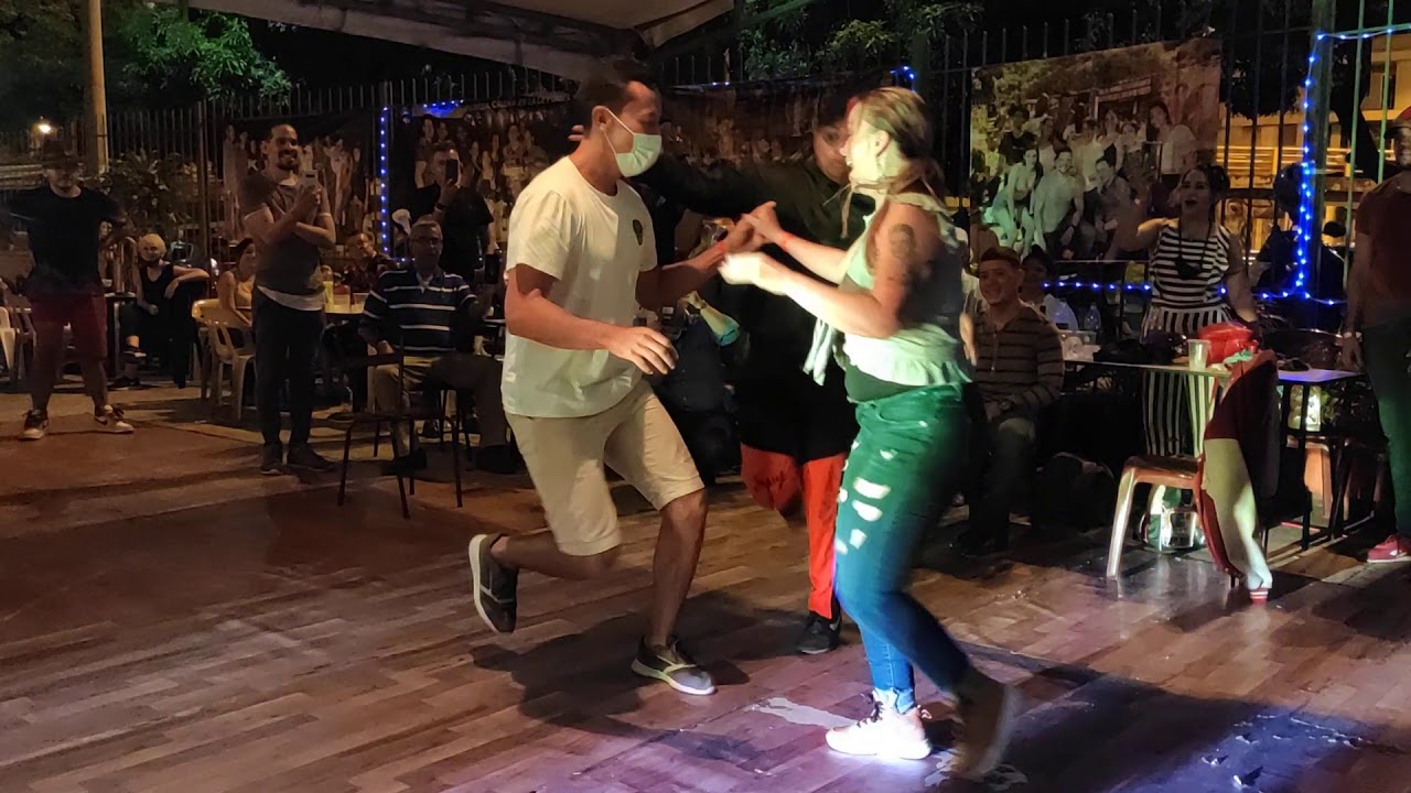 🔥💃Chica sigue el paso de 7 chicos al ritmo de Salsa Caleña. Así bailan en Cali