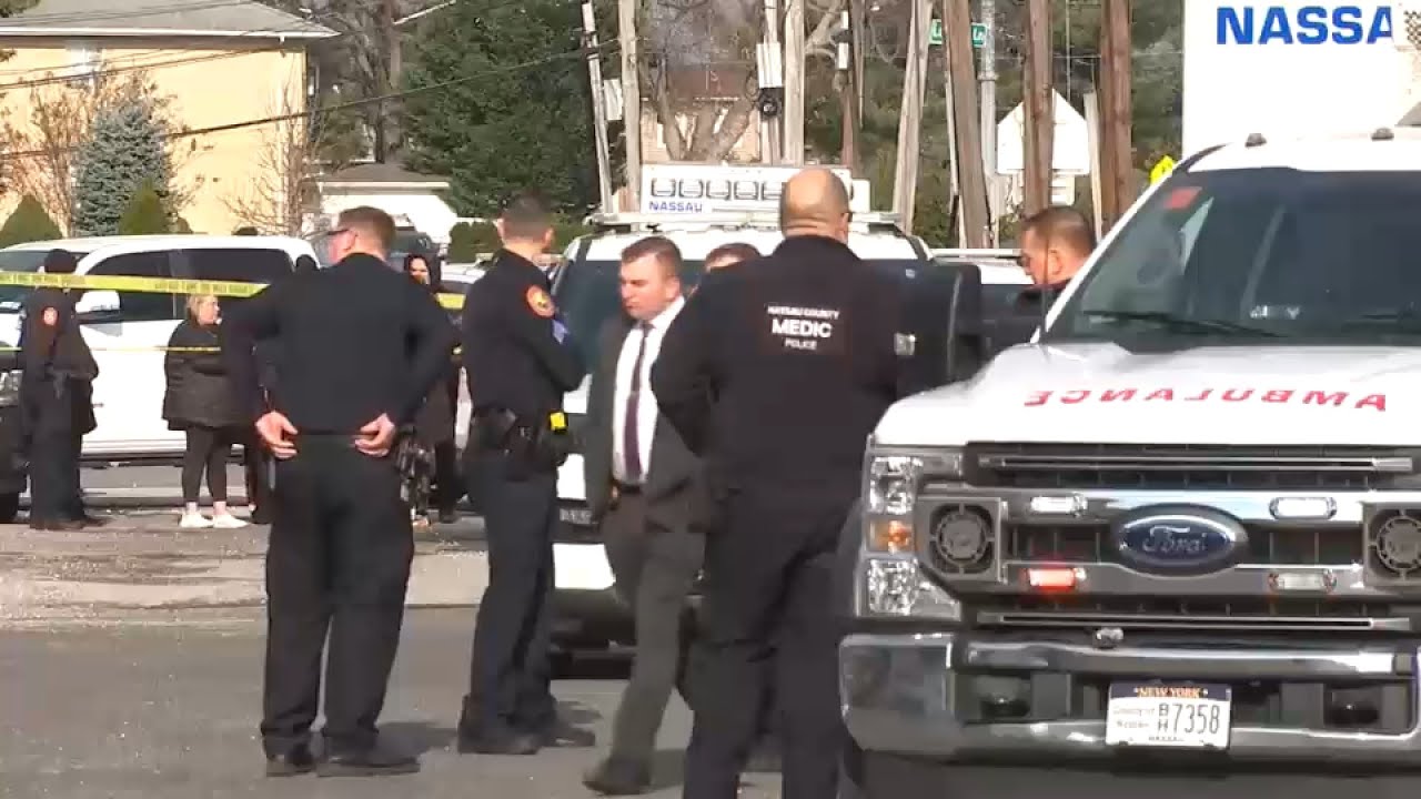 2 people stabbed, 1 killed at deli in Bethpage in Nassau County; Suspect in custody