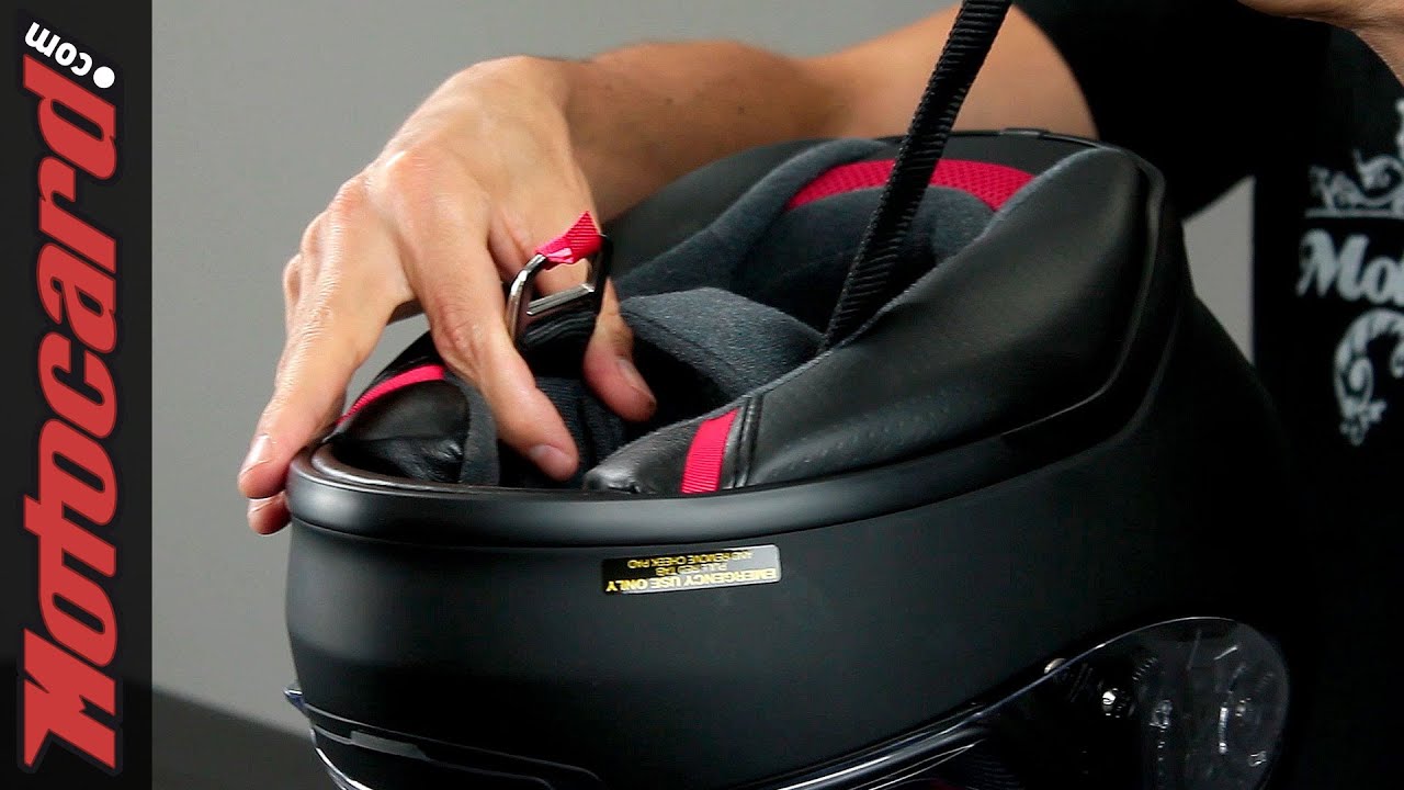 Tutorial: cómo abrochar un CASCO DE MOTO con cierre de doble hebilla