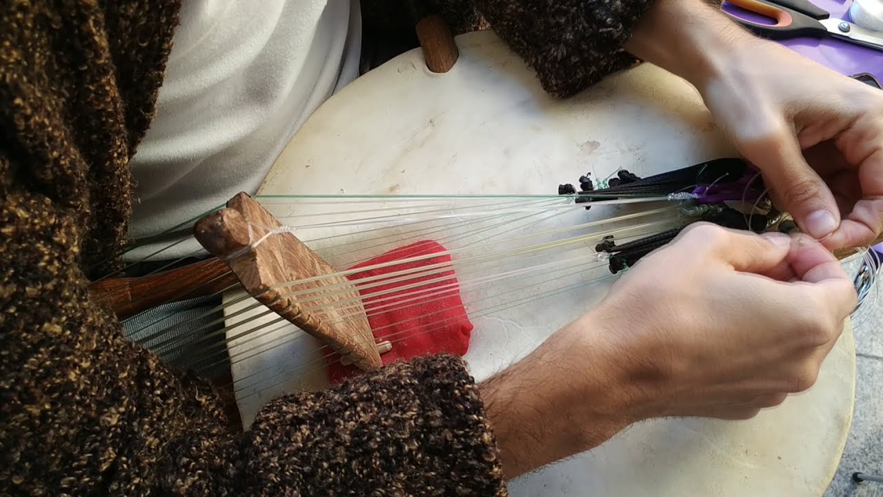 Cómo cambiar una cuerda a una kora africana.