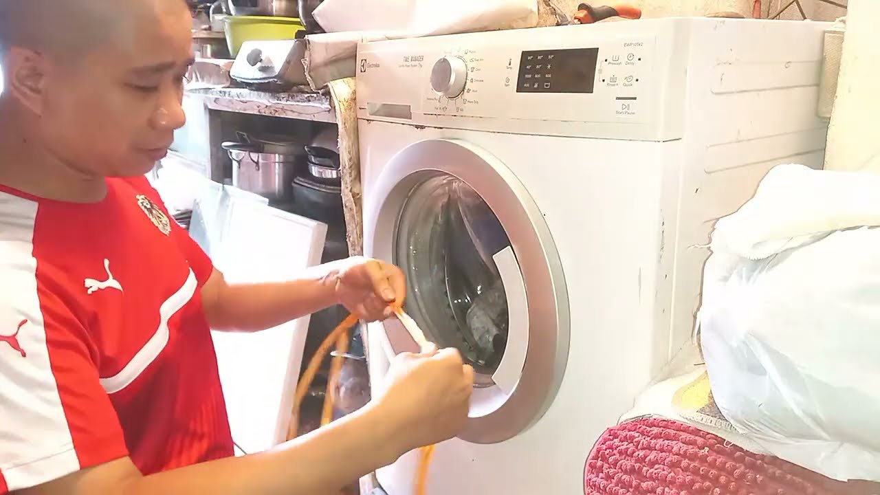 Hướng dẫn cách mở cửa máy giặt Electrolux bị kẹt nhanh chóng ai cũng làm được