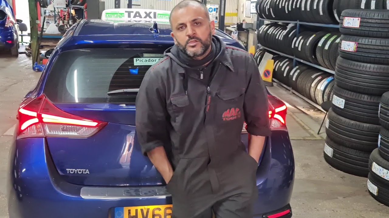 how to replace number plate bulb on Toyota Auris 2017 Hybrid 4K