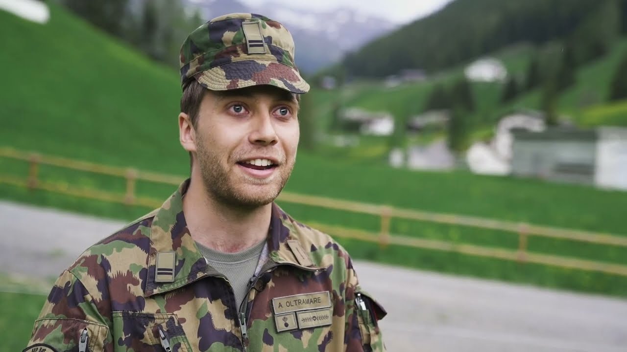Gemeinsame Übung von Militärpolizei und Hundeführern
