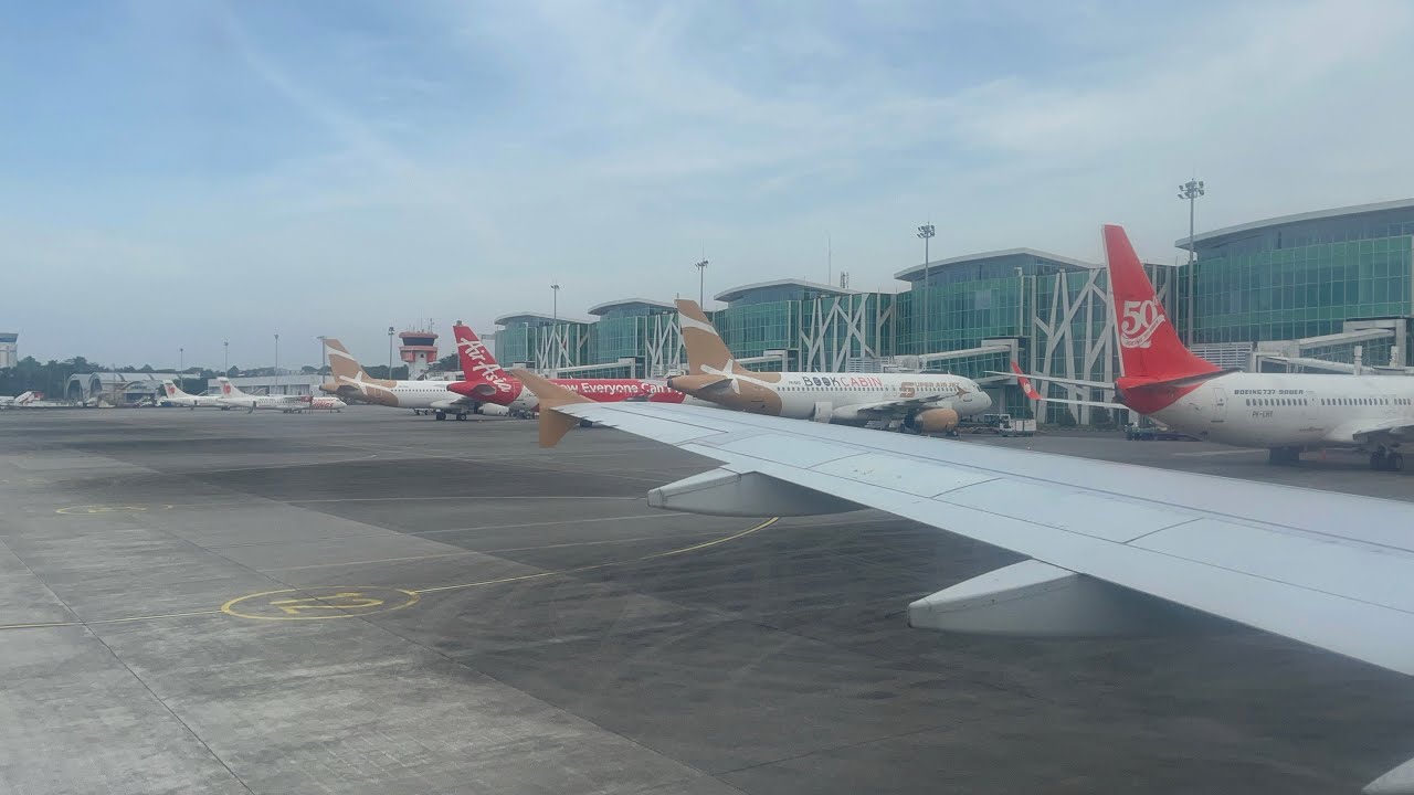 MENDARAT DI BANDARA SULTAN AJI MUHAMMAD SULAIMAN SEPINGAN BALIKPAPAN 