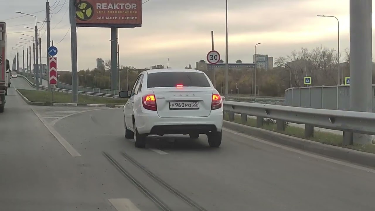 Место объезда пробки в Омске. Торопыги экономят секунды по пути на работу.