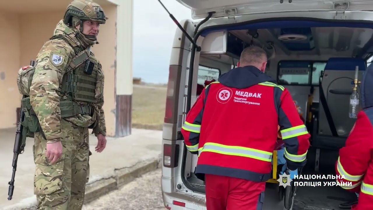 «Білі янголи» евакуювали з Нікополя трьох маломобільних людей
