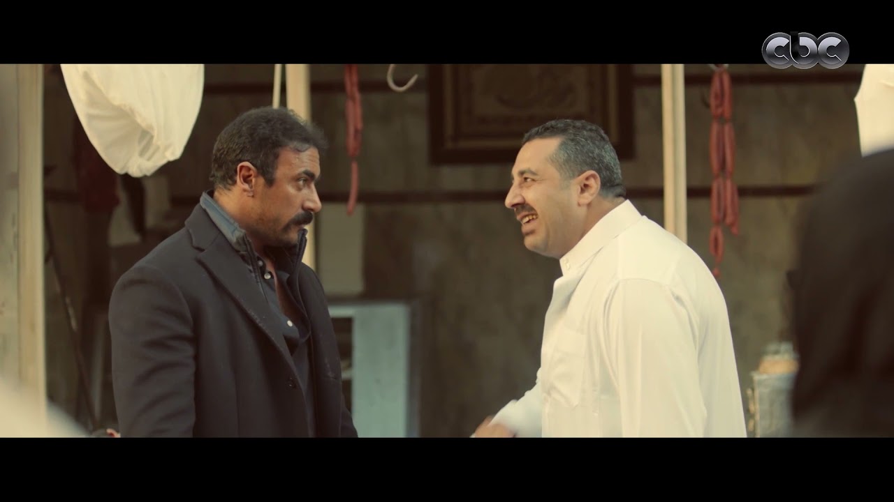الخديوي كسر المحل فوق دماغ  سيد الجزار وعلقه على باب الجزارة بعد ما اتنمر على ابنه وشتمه في ضهره!