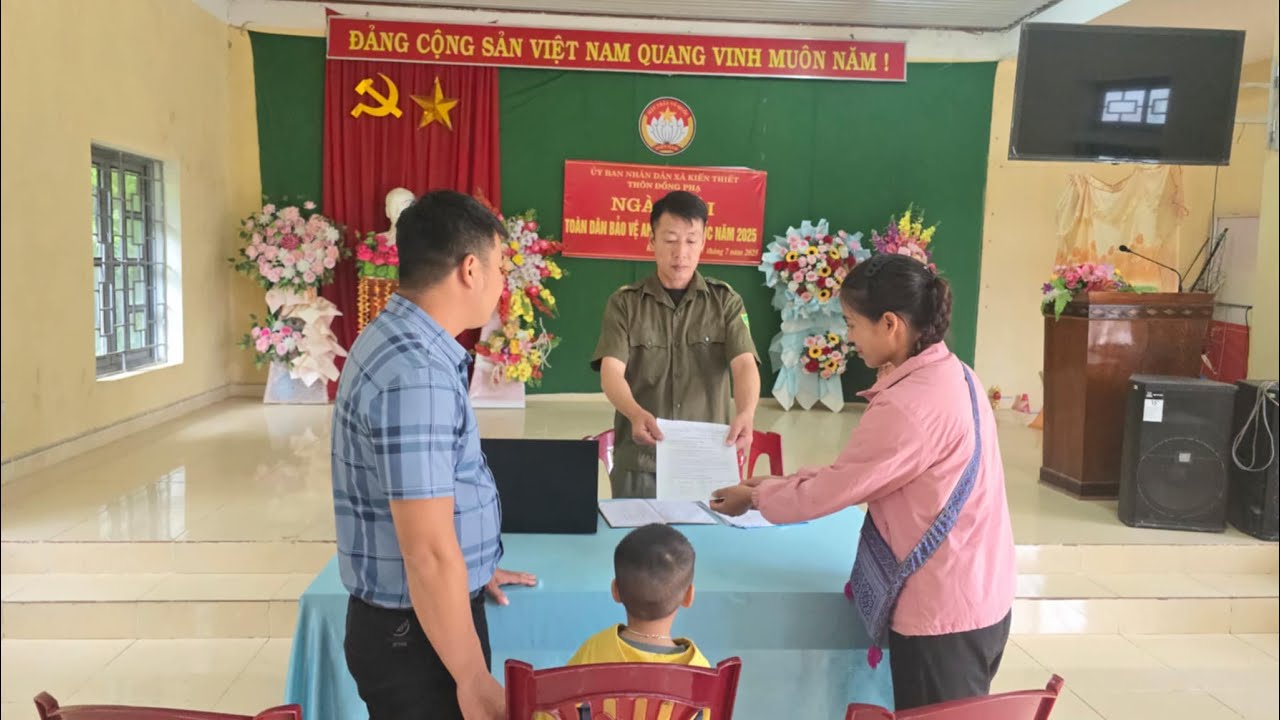 Ту Нгок принимает трудное решение в ответ на предложение брошенного мальчика.