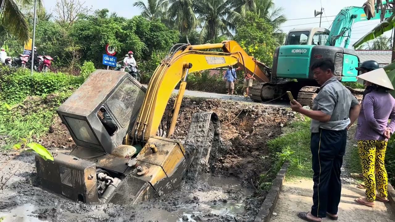 Xe cuốc Sumi không bốn mắt này rất là kinh khủng