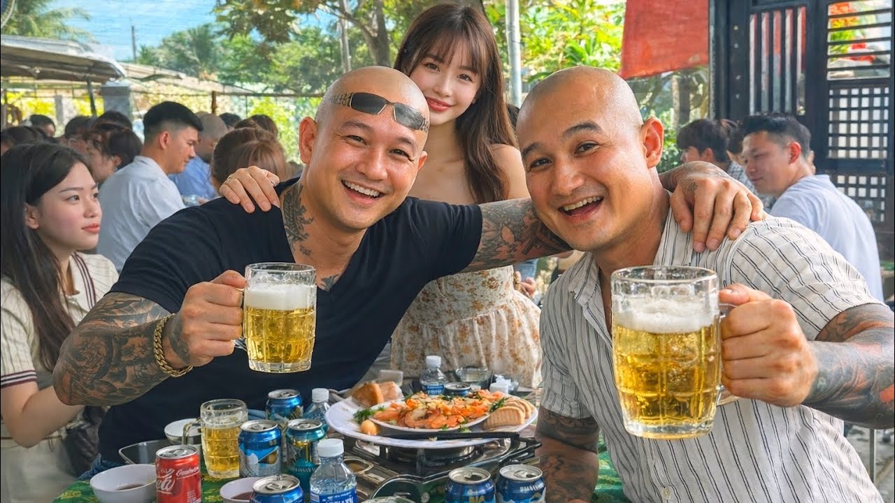 Cuộc hội ngộ sau nhiều năm: Anh em xã hội giờ ra sao?