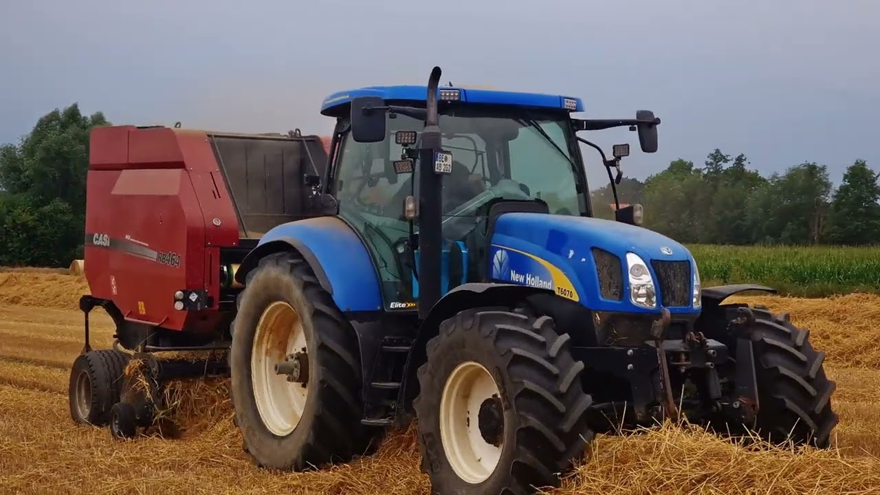 Ballenpressen mit einem New Holland T6070 und der Case RB464