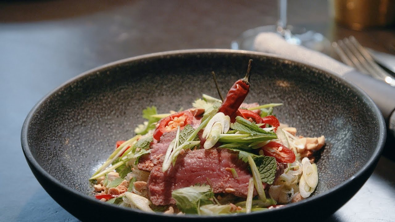 Chili, Fr&uuml;hlingszwiebeln, Peperoncini, Fischsauce: So geht Thai-Beefsalad! | GaultMillau Schweiz