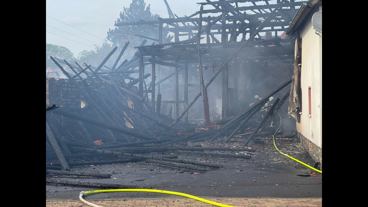 Großeinsatz der Feuerwehren: Brennende Scheune fällt in sich zusammen