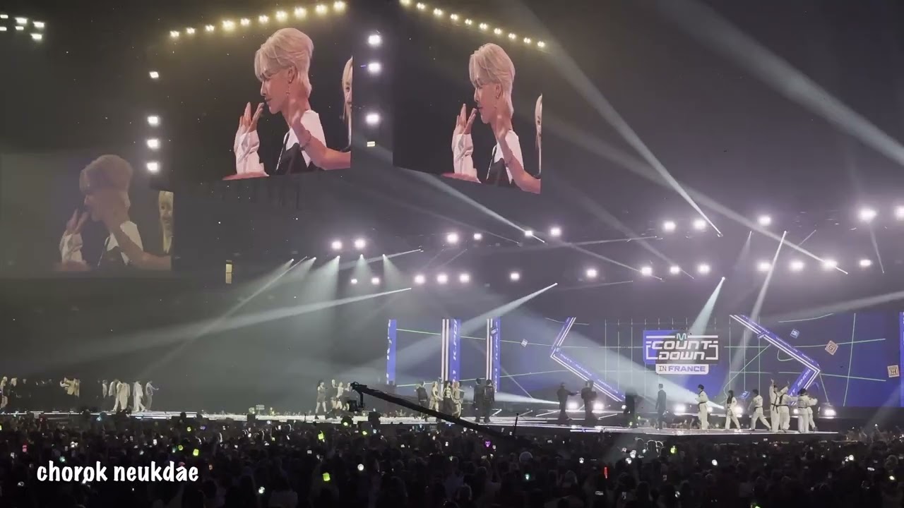 20231015 - End of the concert, artists saying goodbye - MCOUNTDOWN in PARIS LA DEFENSE ARENA