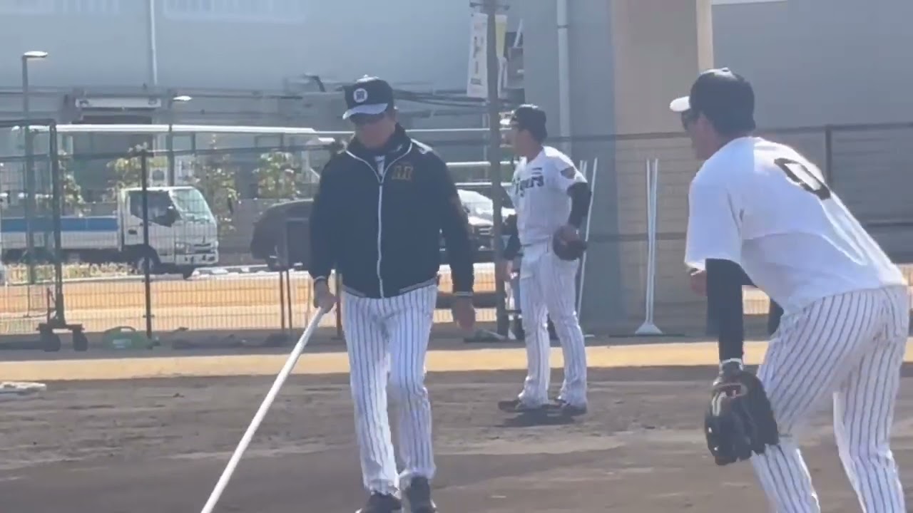 【SGLスタジアム尼崎】  タイガース練習場で立石正広選手.木浪聖也選手らとの守備練習＆トンボ掛けをする平田勝男ファーム監督 「2026.3.1」　