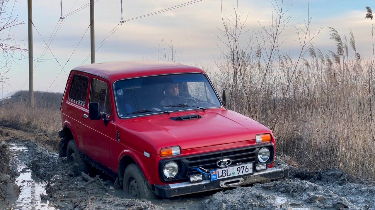 Нива и Уаз катаются в грязи!