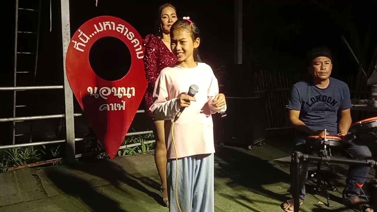 หลวงลุงให้ระฆังมาสั่นเอิ้นเอาติ้บนำพ่อๆแม่ๆ แต่อิหล่าสั่นเอิ้นเอาติ้บในย่ามหลวงลุงสะเองฮ่าๆๆ