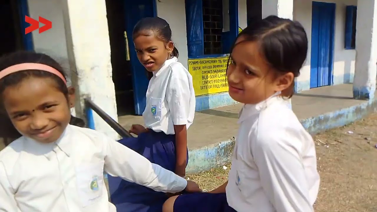 जर्जर स्कूलों में पढ़ने को मजबूर चाय बागान के बच्चे